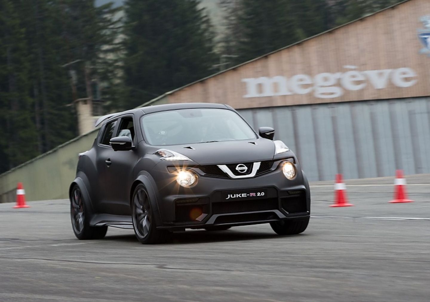 Der Nissan Juke-R 2.0 muss mit Drehzahlen bei Laune gehalten werden