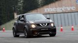 Der Nissan Juke-R 2.0 muss mit Drehzahlen bei Laune gehalten werden