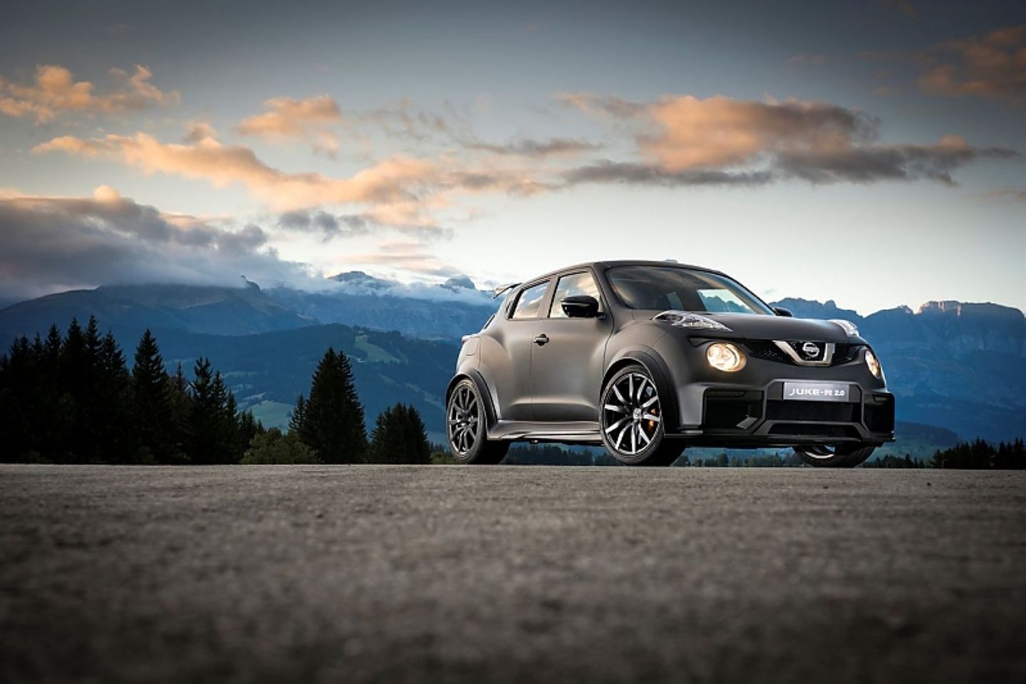 Der Nissan Juke-R 2.0 ist mattschwarz lackiert