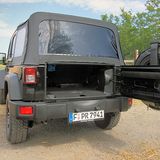 Die Heckklappe öffnet zur Seite.