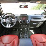 Das Cockpit des Jeep Wrangler Unlimited Rubicon.
