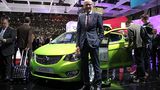 Opel Chef Karl Thomas Neumann vor dem Opel Karl