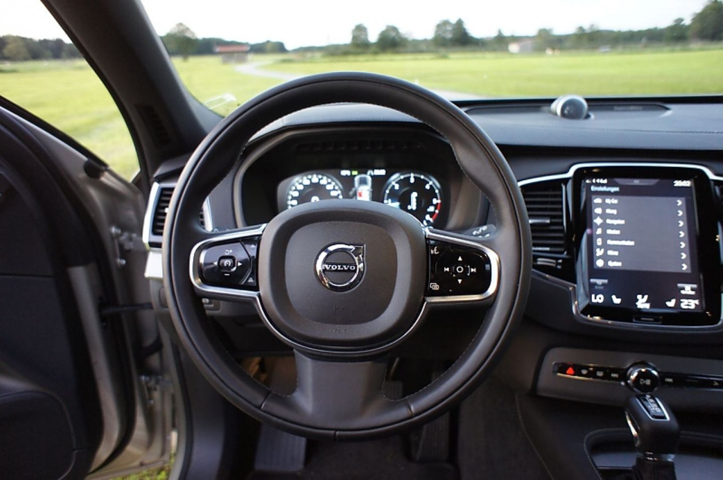 Das Cockpit wirkt aufgeräumt