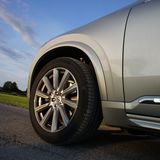 Der Volvo XC90 D5 rollt auf großen Walzen