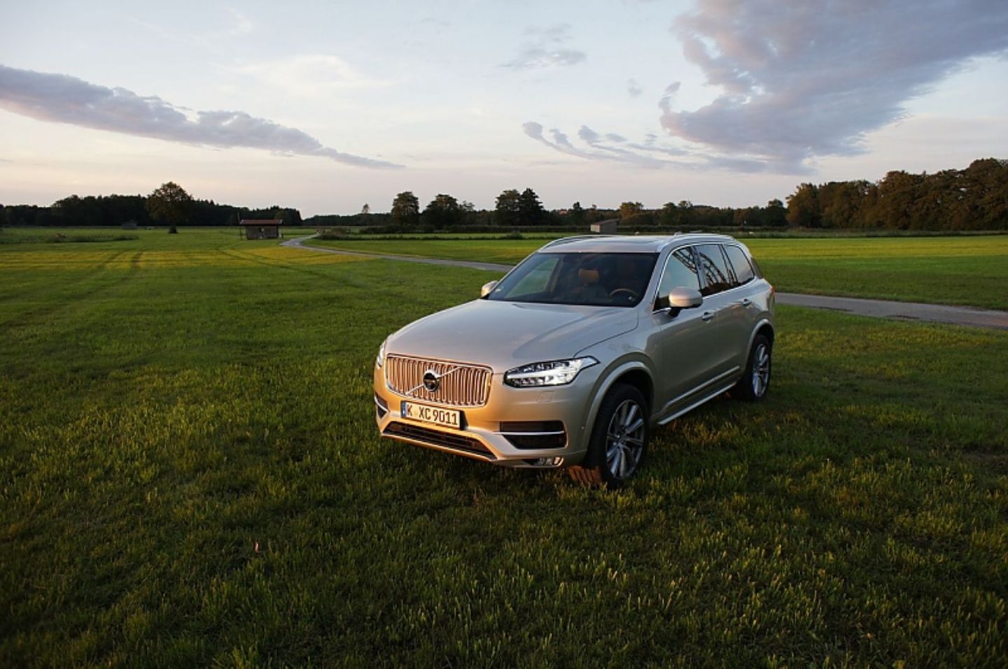Der Volvo XC90 D5 ist fast zwei Meter breit