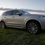 Mit fast fünf Metern Länge spielt der Schwede im Konzert der großen SUVs mit