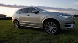Mit fast fünf Metern Länge spielt der Schwede im Konzert der großen SUVs mit