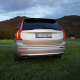 Der Kreuzungs-Assistent bremst den XC90 ab, wenn man beim Linksabbiegen den Gegenverkehr übersieht