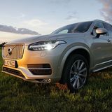 Die Voll-LED-Scheinwerfer haben dynamisches Kurvenlicht