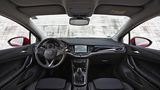 Das Armaturenbrett des Opel Astra