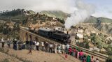 Der Zug bei der Überfahrt der Brücke in Arbaroba, Eritrea am 06.12.2014. Im Vordergrund stehen Teilnehmer der Reisegruppe und fotografieren den Zug.