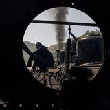 Der Zug macht am 06.12.2014 in Arbaroba, Eritrea Halt, um Wasser aufzunehmen. Blick aus dem Führerhaus während ein Lokführer auf der Lok sitzt. 