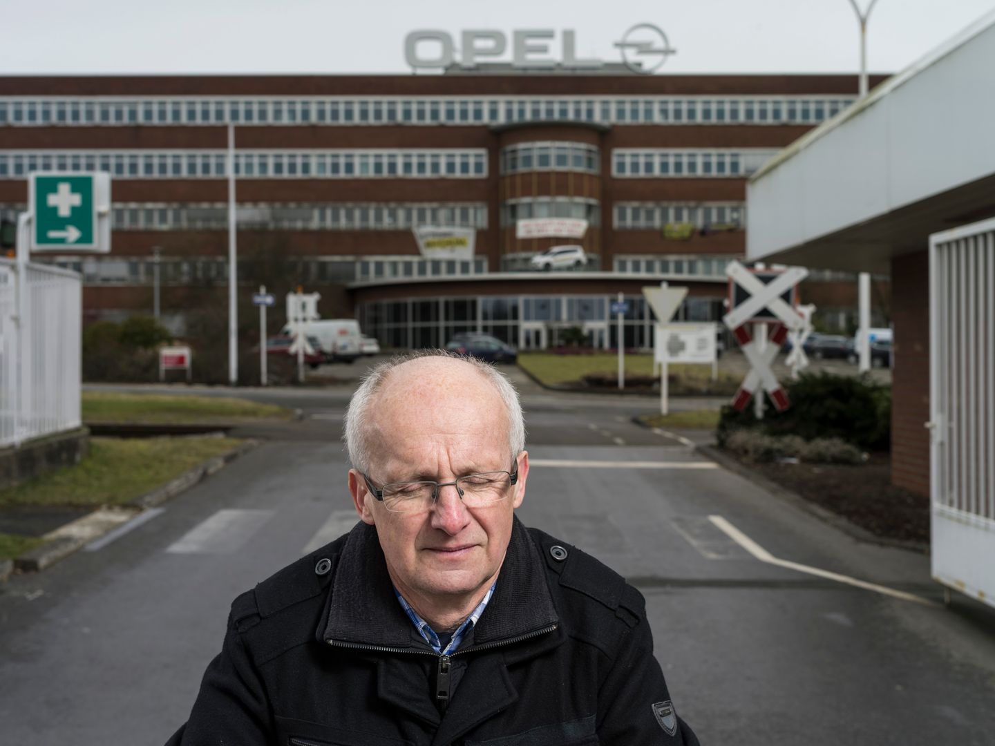 Portrait von Rainer Einenkel, Betriebsratsvorsitzender des Opel-Werks in Bochum und Mitglied im Aufsichtsrat der Adam Opel AG, am 03.03.2015 vor dem kürzlich geschlossenen Opel-Werk in Bochum. 