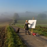 Reportage "Vom Glück, allein zu sein": am 28.08.2014 steht Stephanie Martschinke bei Sonnenaufgang in der Landschaft bei Bad Driburg-Heerste und zeichnet.