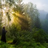Reportage "Vom Glück, allein zu sein": Am Morgen des 30.08.2014 steht bei Sonnenaufgang Bruder Jakobus Kaffanke in der Landschaft bei seiner Klause auf dem Ramsberg.