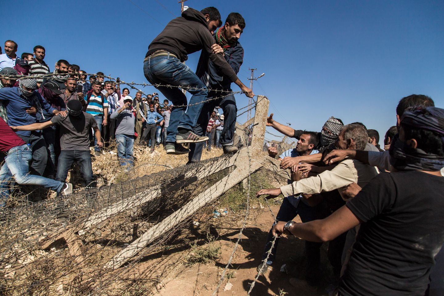 Kurdische Fluechtlinge bei Korbane Die Truppen der IS sind bis auf rund 10 Kilometer an die syrische Grenzstadt zur Türkei Kobani (Ain al-Arab) vorgerückt. In Folge sind unzählige Bewohner dieser kurdischen Region über die Grenze in die Türkei bei der Stadt Suruc geflohen.