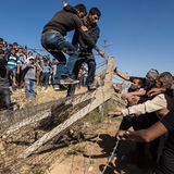 Die Truppen der IS sind bis auf rund 10 Kilometer an die syrische Grenzstadt zur Türkei Kobani (Ain al-Arab) vorgerückt. In Folge sind unzählige Bewohner dieser kurdischen Region über die Grenze in die Türkei bei der Stadt Suruc geflohen.