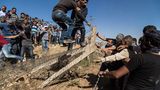 Die Truppen der IS sind bis auf rund 10 Kilometer an die syrische Grenzstadt zur Türkei Kobani (Ain al-Arab) vorgerückt. In Folge sind unzählige Bewohner dieser kurdischen Region über die Grenze in die Türkei bei der Stadt Suruc geflohen.
