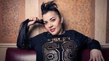 Dr. Reyhan Şahin, Künstlername Lady Bitch Ray, ist eine deutschsprachige Rapperin, Schauspielerin, promovierte Sprachwissenschaftlerin und ehemalige Radiomoderatorin. Hier posiert Şahin am 20.01.2015 in einem Hamburger Kaffee.