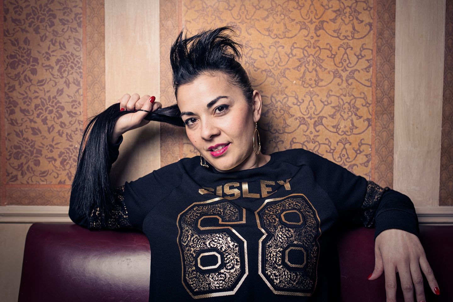 Dr. Reyhan Şahin, Künstlername Lady Bitch Ray, ist eine deutschsprachige Rapperin, Schauspielerin, promovierte Sprachwissenschaftlerin und ehemalige Radiomoderatorin. Hier posiert Şahin am 20.01.2015 in einem Hamburger Kaffee.