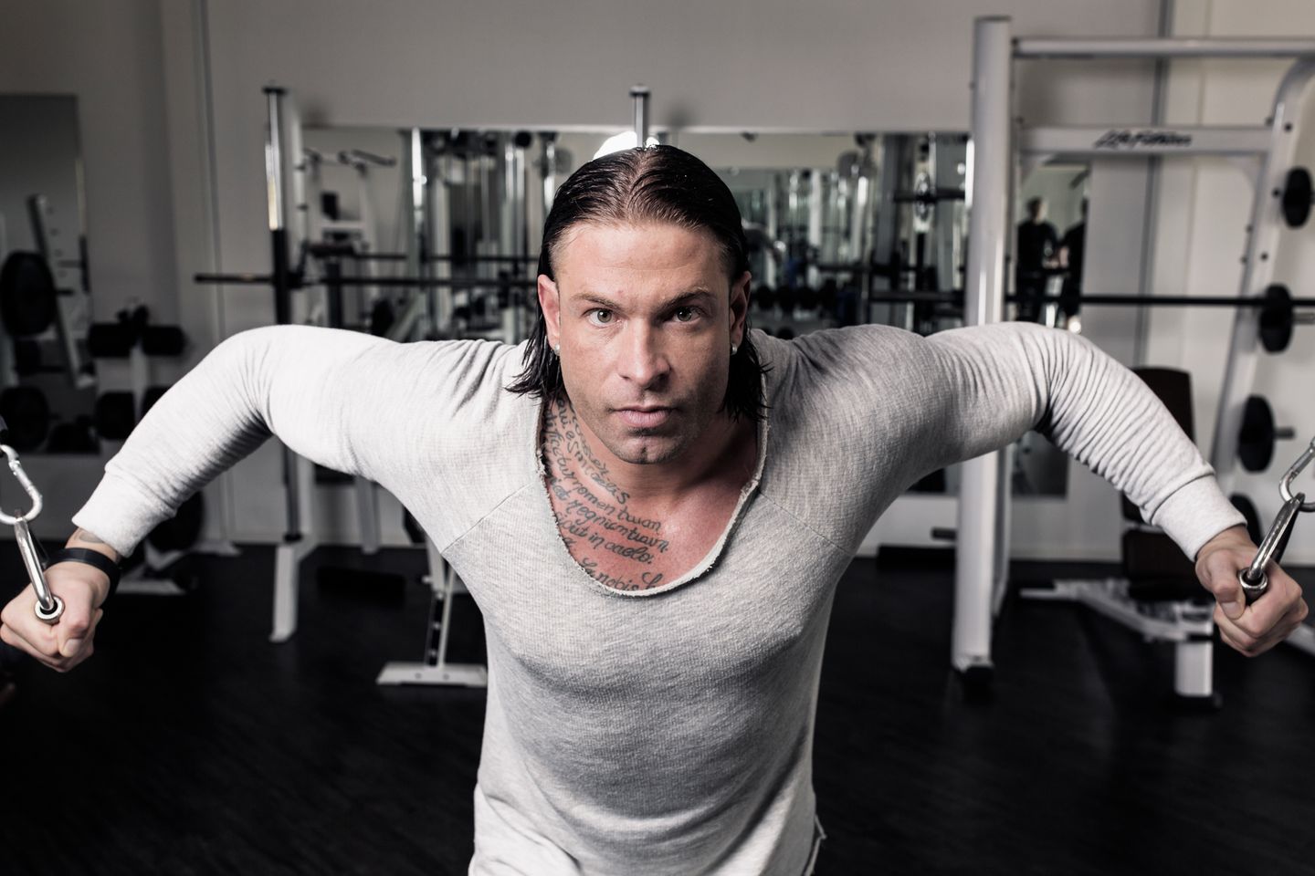 Tim Wiese, deutscher Fußballtorhüter, tainiert am 06.10.2014 in einem Fitnessstudio in Lilienthal bei Bremen