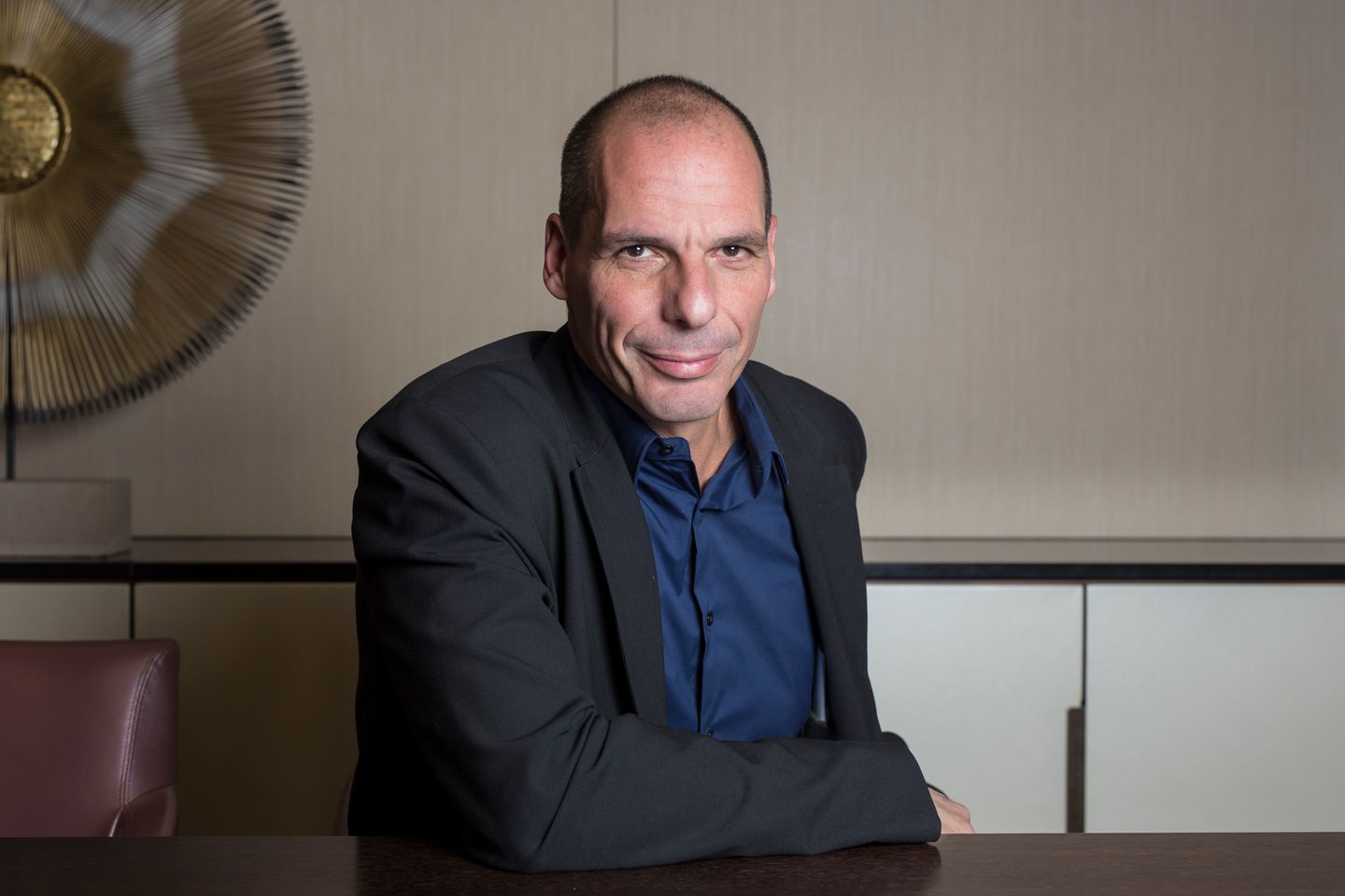 Yanis Varoufakis posiert am 04.02.2015 für ein Portrait im Hotel Hilton in Berlin.