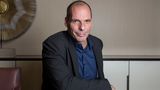 Yanis Varoufakis posiert am 04.02.2015 für ein Portrait im Hotel Hilton in Berlin.