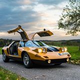 Der Mercedes-Benz C 111 (Typ Version II) steht am 21.10.2014 in der Nähe von Stuttgart bei Sonnenuntergang auf einer Landstraße.
