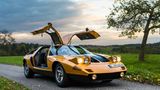Der Mercedes-Benz C 111 (Typ Version II) steht am 21.10.2014 in der Nähe von Stuttgart bei Sonnenuntergang auf einer Landstraße.