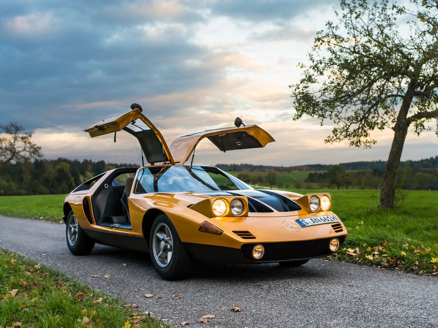 Der Mercedes-Benz C 111 (Typ Version II) steht am 21.10.2014 in der Nähe von Stuttgart bei Sonnenuntergang auf einer Landstraße.