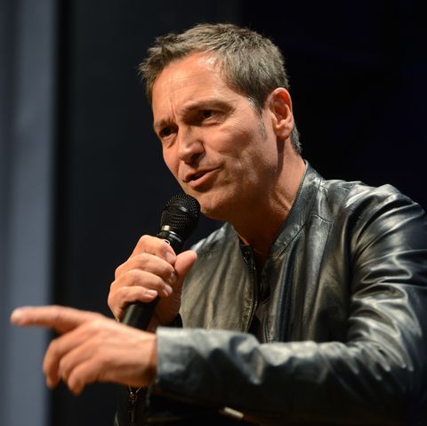 Dieter Nuhr erzählt auf einer Bühne mit dem Mikro in der Hand seine Scherze