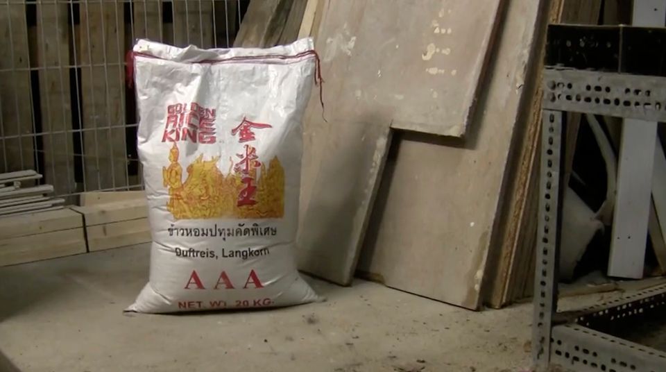 Weltreistag: Ein Sack Reis fällt um