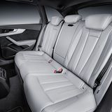 Hinten finden auch Erwachsene ausreichend Platz.