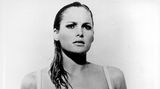 Platz 1    Ursula Andress entstieg als Honey Ryder 1962 in "James Bond jagt Dr. No" den Wellen. Sie war damit das erste Bond-Girl überhaupt. Die gebürtige Schweizerin gilt mit ihrem weißen Bikini als Vorbild für kommende Bond-Girl-Generationen.