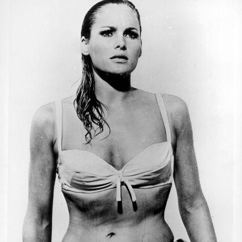 Platz 1    Ursula Andress entstieg als Honey Ryder 1962 in "James Bond jagt Dr. No" den Wellen. Sie war damit das erste Bond-Girl überhaupt. Die gebürtige Schweizerin gilt mit ihrem weißen Bikini als Vorbild für kommende Bond-Girl-Generationen.