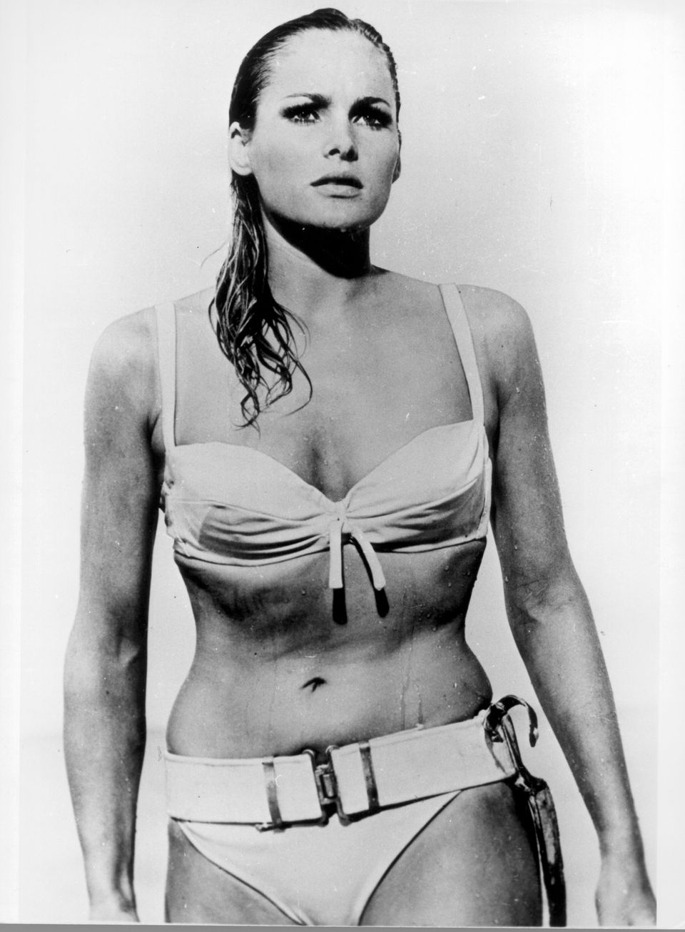 Platz 1    Ursula Andress entstieg als Honey Ryder 1962 in "James Bond jagt Dr. No" den Wellen. Sie war damit das erste Bond-Girl überhaupt. Die gebürtige Schweizerin gilt mit ihrem weißen Bikini als Vorbild für kommende Bond-Girl-Generationen.
