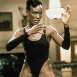 Platz 7  Wow, was für eine Frau! Grace Jones bleibt als Bond-Girl unvergessen. Sie war die erste, die dem Geheimagenten Paroli bieten konnte. Allerdings wurde auch sie schwach. Nachdem sie als May Day mehrfach versucht hatte, Bond alias Roger Moore in "Im Angesicht des Todes" umzubringen, landet sie schließlich mit ihm im Bett.