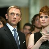 Platz 6  Auch Gemma Arterton stirbt als Strawberry Fields in "Ein Quantum Trost" den Bondtod. In Reminiszenz an "Goldfinger" wird sie über und über von Erdöl bedeckt - in Bonds Bett.