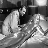 Platz 5  Shirley Eaton ist eines der berühmtesten Bond-Girls überhaupt. Als Jill Masterson starb sie den "Goldfinger"-Tod. Nicht ohne vorher mit Sean Connery als Bond im Bett gelandet zu sein.
