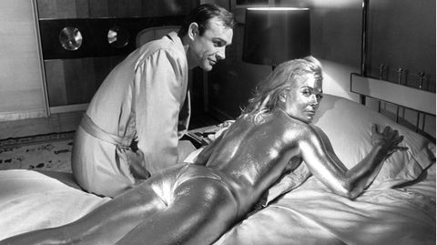 Platz 5  Shirley Eaton ist eines der berühmtesten Bond-Girls überhaupt. Als Jill Masterson starb sie den "Goldfinger"-Tod. Nicht ohne vorher mit Sean Connery als Bond im Bett gelandet zu sein.