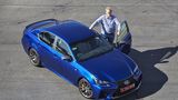 Redakteur Marcel Sommer neben dem neuen Lexus GS F.