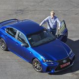 Redakteur Marcel Sommer neben dem neuen Lexus GS F.