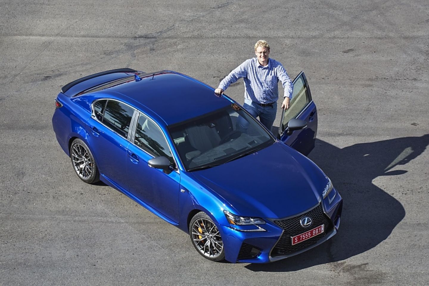Redakteur Marcel Sommer neben dem neuen Lexus GS F.