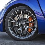 Die Bremssättel sind orange lackiert.