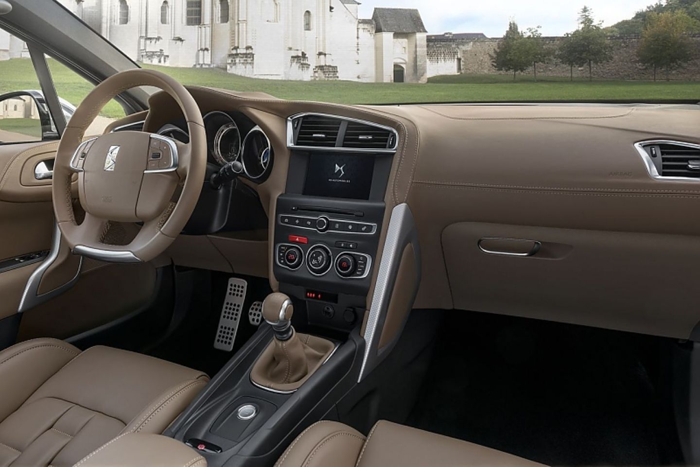 Das Cockpit entspricht dem der DS4-Limousine