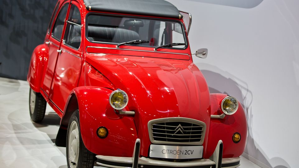 Citroen Ente Die weiche Federung der Ente rettet James Bond das Leben
