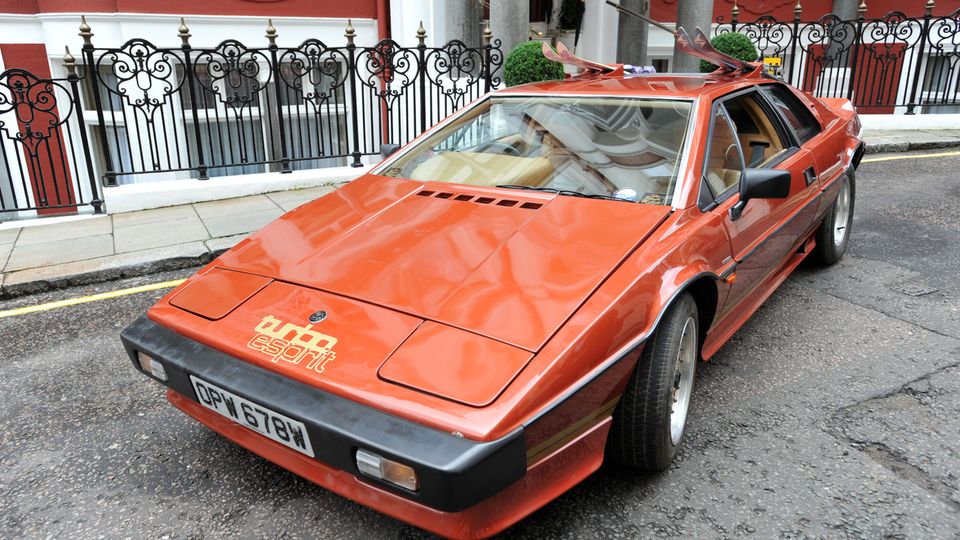 Lotus Ein Lotus Esprit kam zweimal zum Einsatz. Hier der Esprit Turbo (zweite Baureihe) aus "In tödlicher Mission".