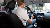 Redakteur Marcel Sommer im neuen Nissan Leaf.