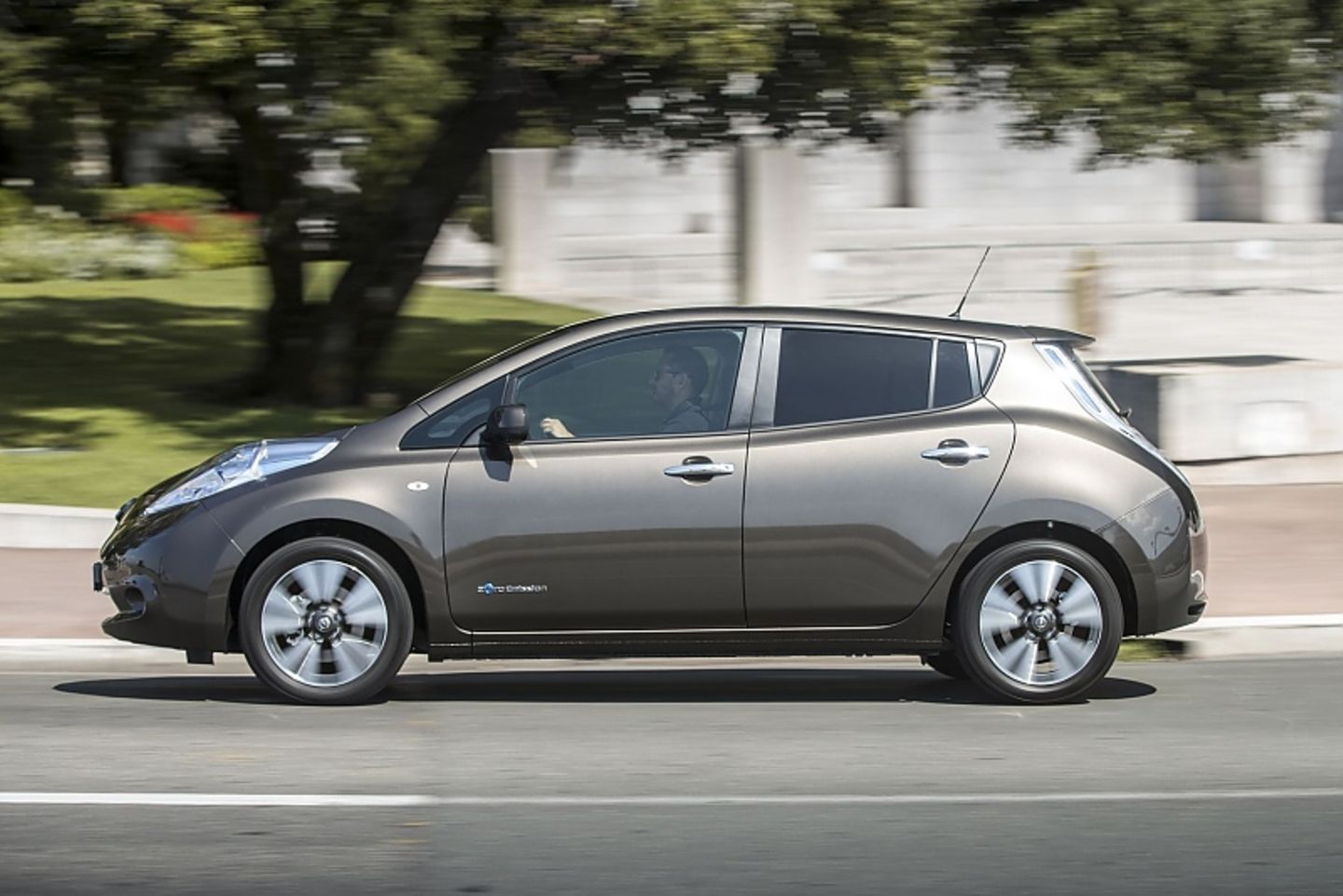 Der neue Nissan Leaf ist 4,45 Meter lang,...