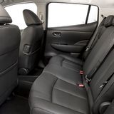 Hinten finden drei Erwachsene Platz.